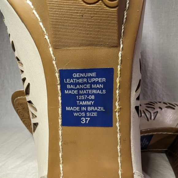 Mariana by GOLC - Women's leather, peeptoe heel - cream with cutout design - Picture 7 of 10